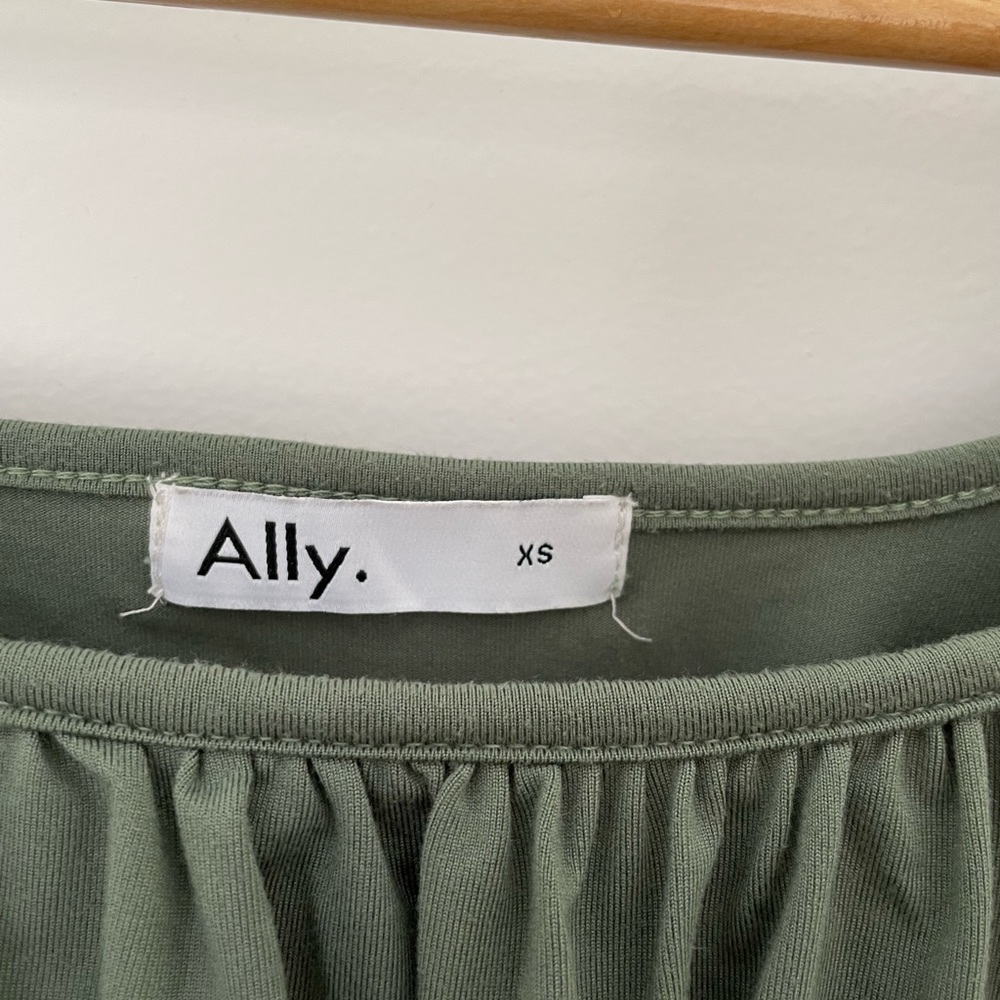 Green Ally tie back top size XS - Picture 3 of 3